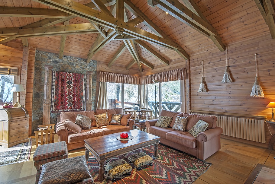Des maisons anciennes, chaleureuses et jouissant d'un panorama unique pour les amoureux de la vie à la montagne. Des maisons anciennes, chaleureuses et jouissant d'un panorama unique pour les amoureux de la vie à la montagne.