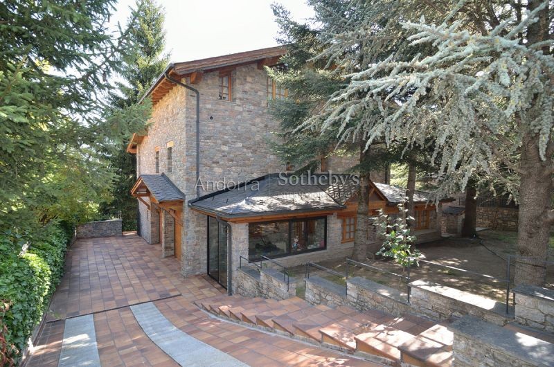 Exclusive chalet on sale with views to the mountain real estate agency in Escàs